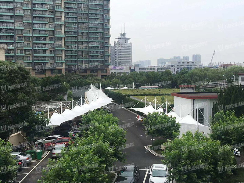 張拉膜車棚造價和哪些因素有關(guān)？降低張拉膜車棚造價的方法有哪些？
