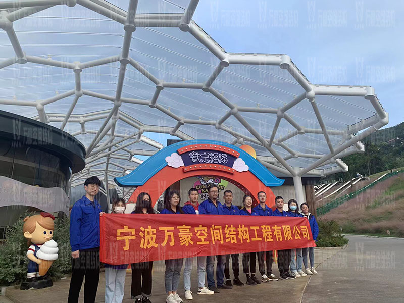 萬豪空間結(jié)構(gòu)員工到臺州大板橋ETFE氣枕天幕項目、溫州鐵定溜溜樂園ETFE天幕及PTFE景觀傘膜結(jié)構(gòu)工項目學習交流