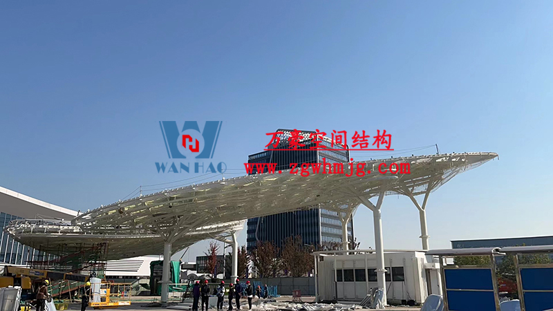 滬通鐵路張家港站地方配套工程站前西側(cè)旅客集散區(qū)蝴蝶造型天幕工程膜結(jié)構(gòu)安裝中 滬通鐵路張家港站地方配套工程站前西側(cè)旅客集散區(qū)蝴蝶造型天幕工程膜結(jié)構(gòu)安裝中