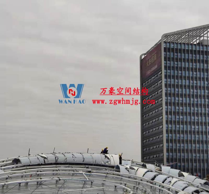 滬通鐵路張家港站地方配套工程站前西側(cè)旅客集散區(qū)蝴蝶造型天幕工程膜結(jié)構(gòu)安裝中 滬通鐵路張家港站地方配套工程站前西側(cè)旅客集散區(qū)蝴蝶造型天幕工程膜結(jié)構(gòu)安裝中
