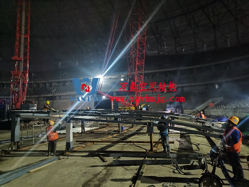 重慶龍興足球場ETFE屋面膜結構工程屋面鋼結構完成，膜結構安裝中