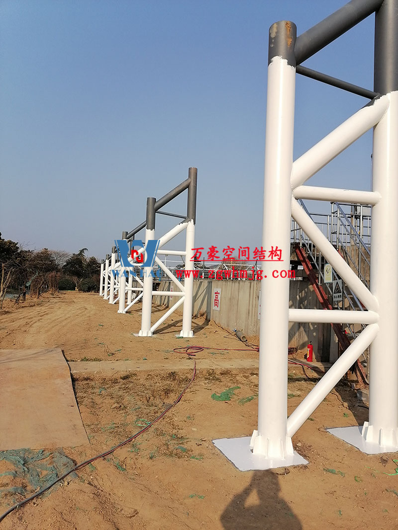 亳州市污水處理廠一期氧化溝密封升級(jí)改造工程南區(qū)氧化溝立柱已安裝完畢 亳州市污水處理廠一期氧化溝密封升級(jí)改造工程南區(qū)氧化溝立柱已安裝完畢