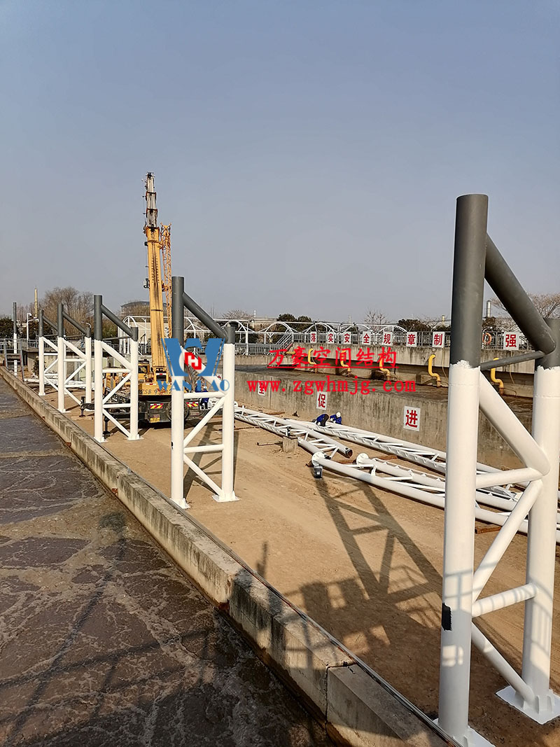 亳州市污水處理廠一期氧化溝密封升級(jí)改造工程南區(qū)氧化溝立柱已安裝完畢 亳州市污水處理廠一期氧化溝密封升級(jí)改造工程南區(qū)氧化溝立柱已安裝完畢