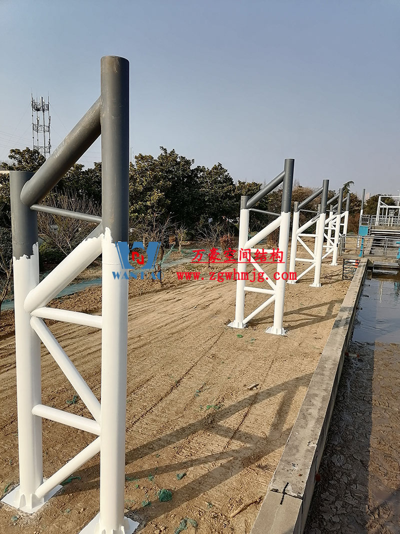 亳州市污水處理廠一期氧化溝密封升級(jí)改造工程南區(qū)氧化溝立柱已安裝完畢 亳州市污水處理廠一期氧化溝密封升級(jí)改造工程南區(qū)氧化溝立柱已安裝完畢