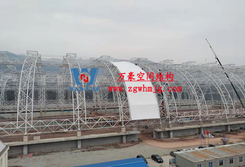 四川高興煤炭儲備基地建設(shè)項目鋼結(jié)構(gòu)接近尾聲,膜結(jié)構(gòu)開始安裝 四川高興煤炭儲備基地建設(shè)項目鋼結(jié)構(gòu)接近尾聲,膜結(jié)構(gòu)開始安裝