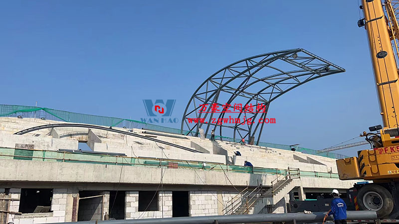 龍泉市體育場鋼膜結構工程進入鋼結構吊裝階段 龍泉市體育場鋼膜結構工程進入鋼結構吊裝階段
