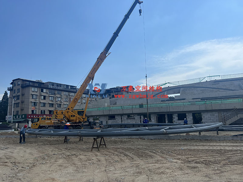 龍泉市體育場鋼膜結構工程進入鋼結構吊裝階段 龍泉市體育場鋼膜結構工程進入鋼結構吊裝階段